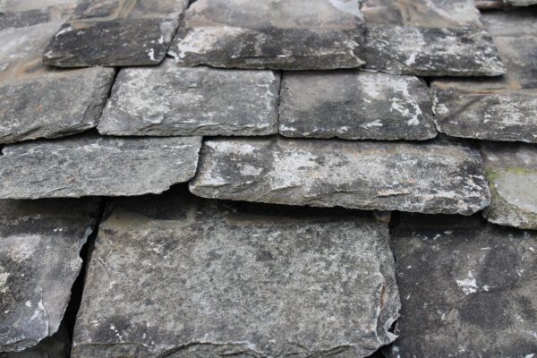 Reclaimed Roofing Slate in Small Size Diminishing on Roof