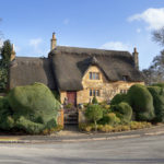 Pretty,English,Thatched,Cottage,With,Box,Hedging