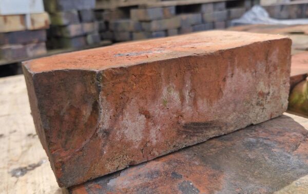 RECLAIMED CANT BRICK WITH CONCAVE DETAIL