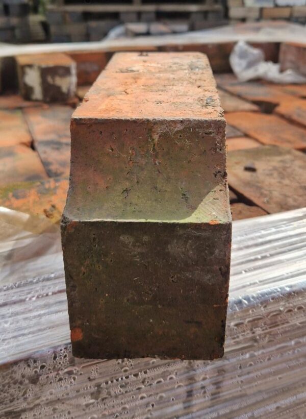 RECLAIMED CANT BRICK WITH CONCAVE DETAIL